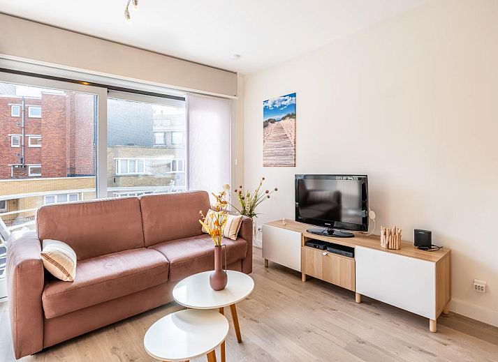 Gezellige woonkamer van Gaston Lejeune tweede vakantiehuis in Koksijde, West-Vlaanderen met comfortabele banken en moderne inrichting.
