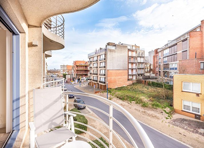 Gezellige woonkamer van Gaston Lejeune tweede vakantiehuis in Koksijde, West-Vlaanderen met comfortabele banken en moderne inrichting.