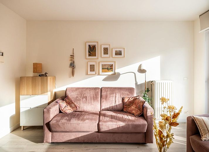 Geniet van het uitzicht vanaf het balkon van Gaston Lejeune tweede vakantiehuis in Koksijde, West-Vlaanderen, omringd door stedelijke charme.