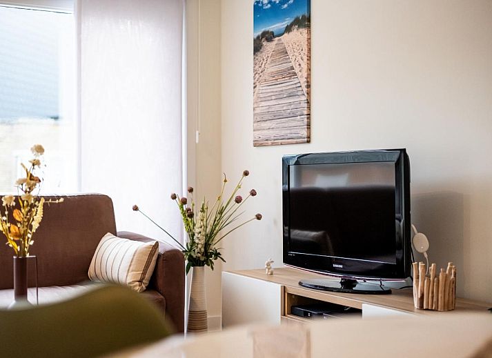 Geniet van het uitzicht vanaf het balkon van Gaston Lejeune tweede vakantiehuis in Koksijde, West-Vlaanderen, omringd door stedelijke charme.