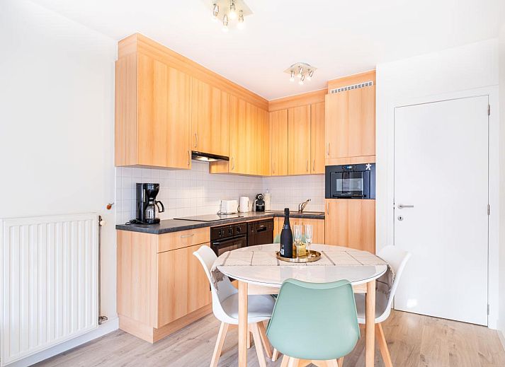 Geniet van het uitzicht vanaf het balkon van Gaston Lejeune tweede vakantiehuis in Koksijde, West-Vlaanderen, omringd door stedelijke charme.