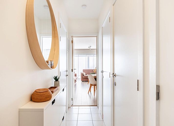 Gezellige woonkamer van Gaston Lejeune tweede vakantiehuis in Koksijde, West-Vlaanderen, met moderne keuken en comfortabele zithoek.