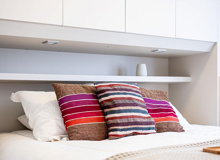 Gezellige woonkamer van Gaston Lejeune tweede vakantiehuis in Koksijde, West-Vlaanderen, met moderne keuken en comfortabele zithoek.