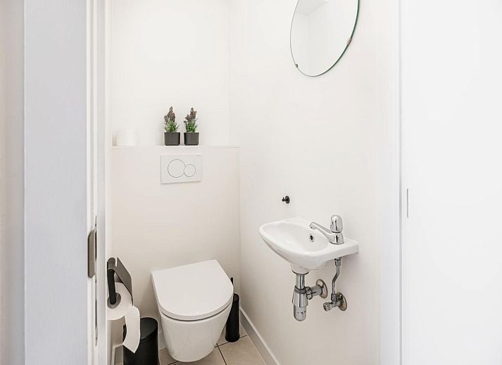 Sfeervolle slaapkamer van Gaston Lejeune tweede vakantiehuis in Koksijde, West-Vlaanderen met comfortabel bed en licht interieur.