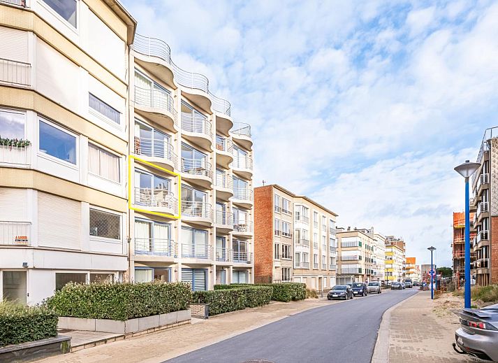 Sfeervolle slaapkamer van Gaston Lejeune tweede vakantiehuis in Koksijde, West-Vlaanderen met comfortabel bed en licht interieur.