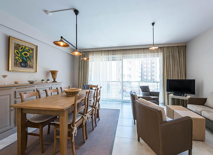 Gezellige woonkamer in Guernsey eerste vakantiehuis, Koksijde, West-Vlaanderen, met moderne keuken en comfortabele zitruimte.