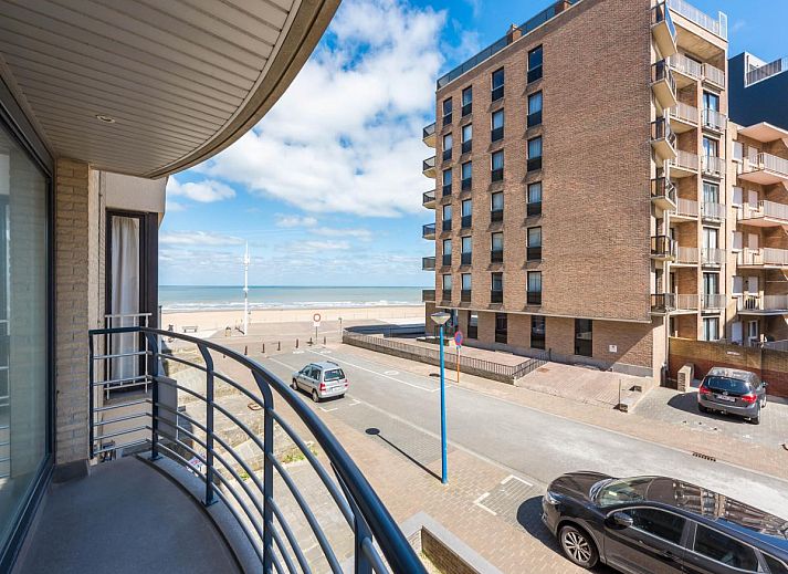 Gezellige woonkamer in Guernsey eerste vakantiehuis, Koksijde, West-Vlaanderen, met moderne keuken en comfortabele zitruimte.