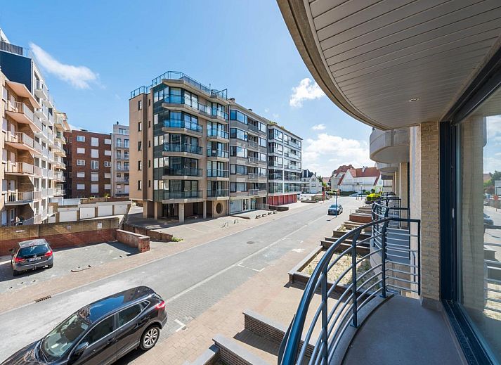 Gezellige woonkamer in Guernsey eerste vakantiehuis, Koksijde, West-Vlaanderen, met moderne keuken en comfortabele zitruimte.