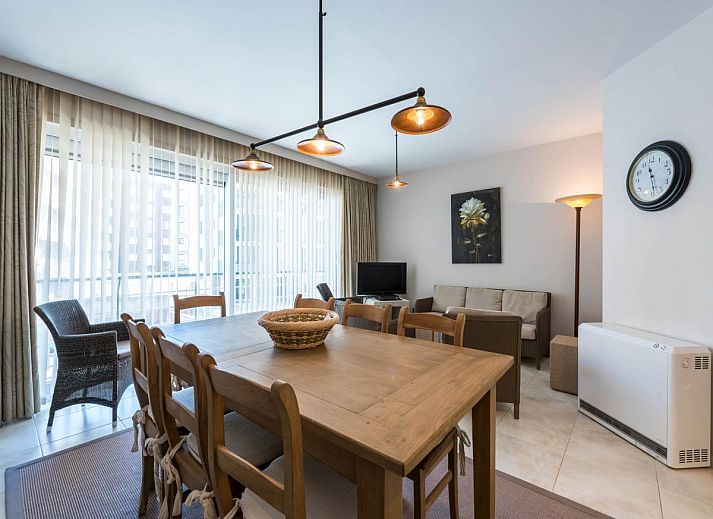 Gezellige woonkamer in Guernsey eerste vakantiehuis, Koksijde, West-Vlaanderen, met moderne keuken en comfortabele zitruimte.