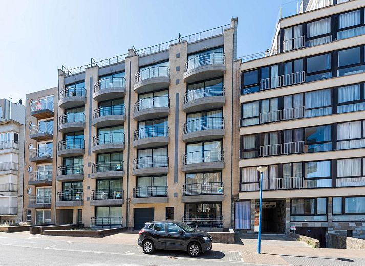Gezellige woonkamer in Guernsey eerste vakantiehuis, Koksijde, West-Vlaanderen, met moderne keuken en comfortabele zitruimte.