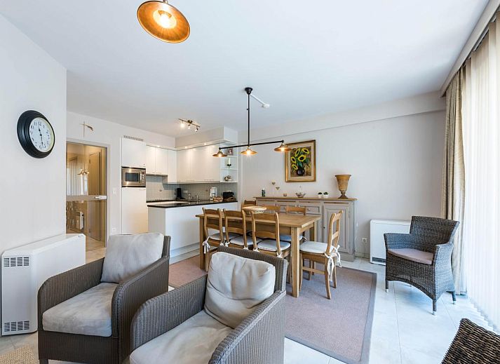 Guernsey eerste vakantiehuis in Koksijde, West-Vlaanderen met stijlvolle eetkamer en ruime woonkamer, ideaal voor familievakanties.