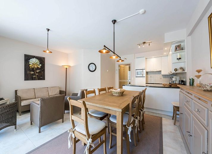 Guernsey eerste vakantiehuis in Koksijde, West-Vlaanderen met stijlvolle eetkamer en ruime woonkamer, ideaal voor familievakanties.
