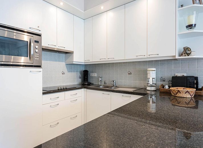 Guernsey eerste vakantiehuis in Koksijde, West-Vlaanderen met stijlvolle eetkamer en ruime woonkamer, ideaal voor familievakanties.