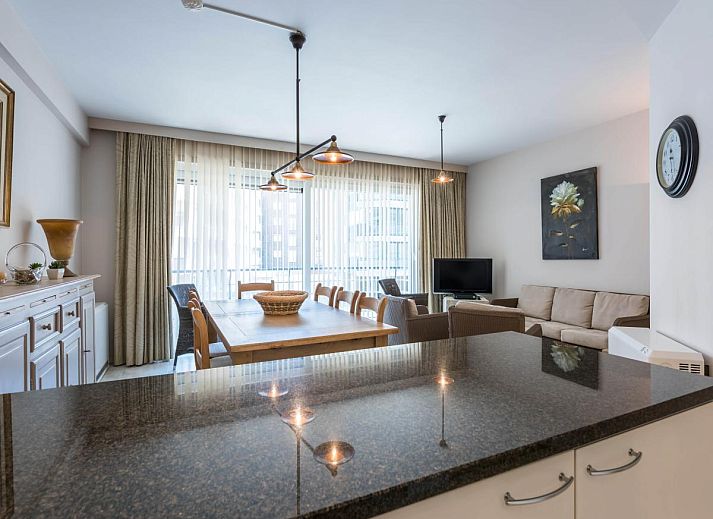 Guernsey eerste vakantiehuis in Koksijde, West-Vlaanderen met stijlvolle eetkamer en ruime woonkamer, ideaal voor familievakanties.