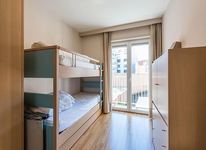 Guernsey eerste vakantiehuis in Koksijde, West-Vlaanderen, met moderne architectuur en balkonuitzicht op de kustomgeving.