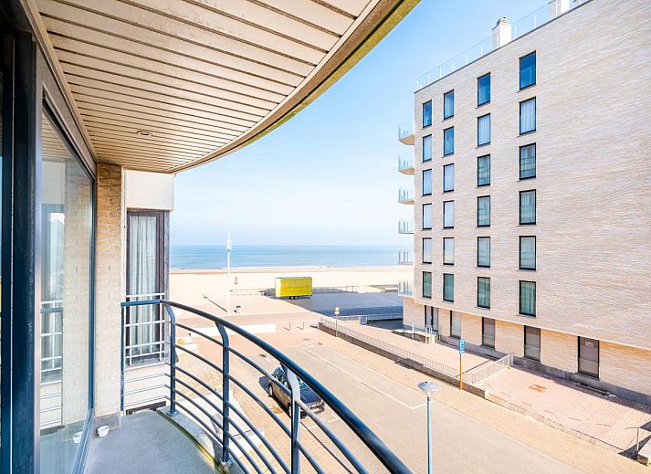 Gemuetliches Wohnzimmer im Ferienhaus Guernsey second, Koksijde, Westflandern, mit moderner Einrichtung und grossem Balkon fuer einen entspannten Aufenthalt.