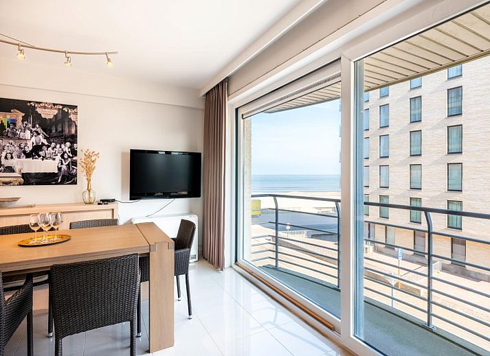 Gemuetliches Wohnzimmer im Ferienhaus Guernsey second, Koksijde, Westflandern, mit moderner Einrichtung und grossem Balkon fuer einen entspannten Aufenthalt.