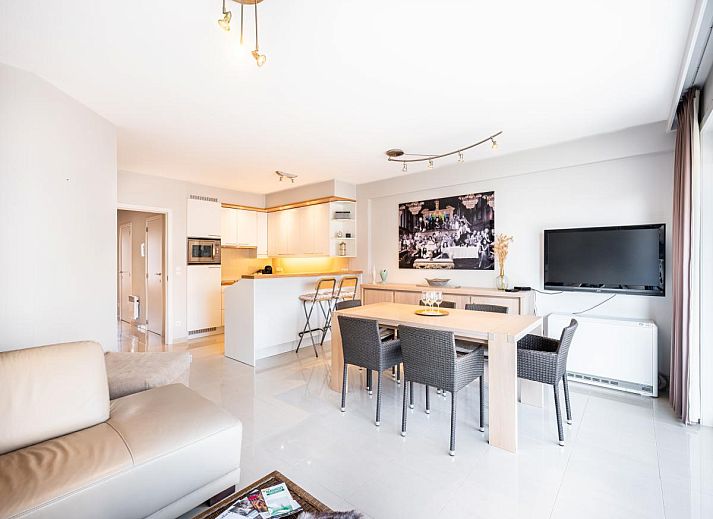 Gemuetliches Wohnzimmer im Ferienhaus Guernsey second, Koksijde, Westflandern, mit moderner Einrichtung und grossem Balkon fuer einen entspannten Aufenthalt.