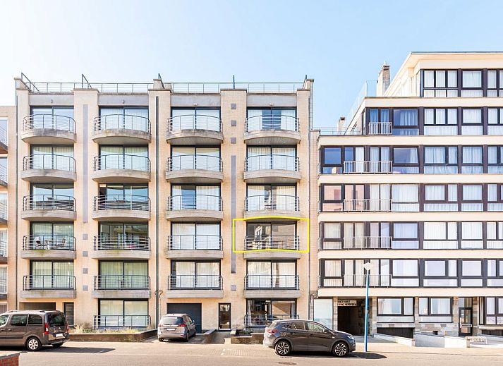 Gemuetliches Wohnzimmer im Ferienhaus Guernsey second, Koksijde, Westflandern, mit moderner Einrichtung und grossem Balkon fuer einen entspannten Aufenthalt.