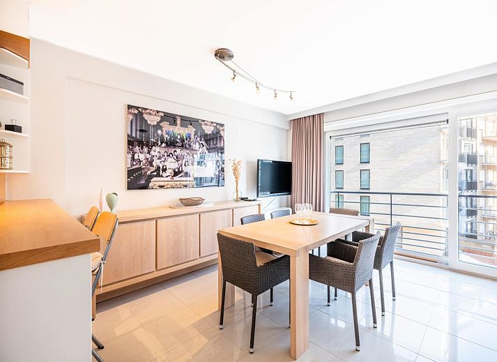 Guernsey zweites Ferienhaus in Koksijde, Westflandern mit Meerblick vom modernen Wohnzimmer mit Balkon.