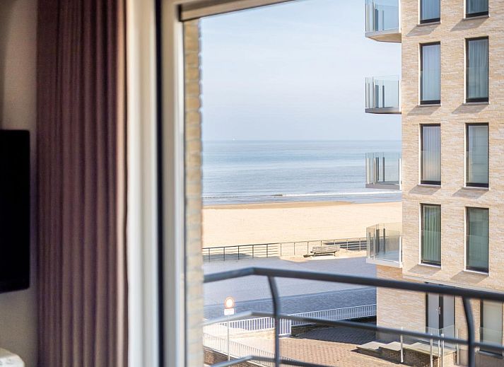 Guernsey zweites Ferienhaus in Koksijde, Westflandern mit Meerblick vom modernen Wohnzimmer mit Balkon.