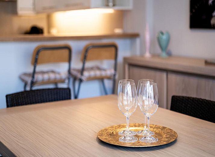 Guernsey zweites Ferienhaus in Koksijde, Westflandern mit Meerblick vom modernen Wohnzimmer mit Balkon.