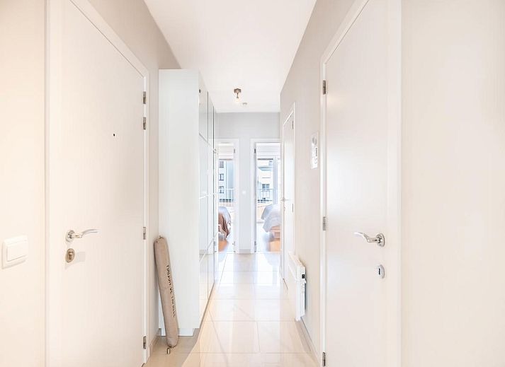 Modernes Wohnzimmer des Ferienhauses Guernsey second in Koksijde, Westflandern, Belgien mit offener Kueche und grosszuegigem Essbereich.