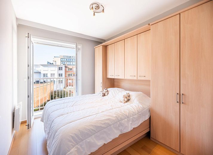 Modernes Wohnzimmer des Ferienhauses Guernsey second in Koksijde, Westflandern, Belgien mit offener Kueche und grosszuegigem Essbereich.