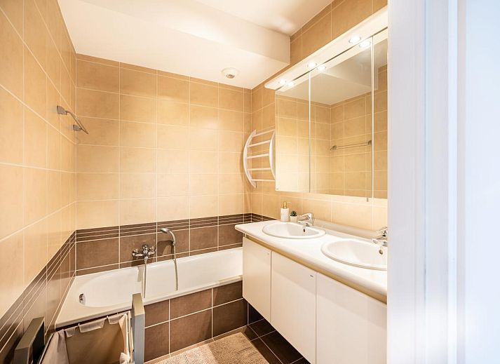 Modernes Wohnzimmer des Ferienhauses Guernsey second in Koksijde, Westflandern, Belgien mit offener Kueche und grosszuegigem Essbereich.