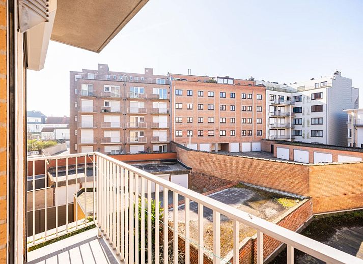 Zweites Ferienhaus Guernsey in Koksijde, Westflandern, mit moderner Fassade und Balkonen, ideal fuer einen erholsamen Aufenthalt an der belgischen Kueste.