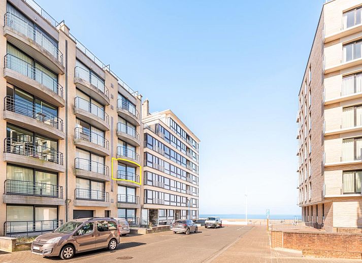 Zweites Ferienhaus Guernsey in Koksijde, Westflandern, mit moderner Fassade und Balkonen, ideal fuer einen erholsamen Aufenthalt an der belgischen Kueste.