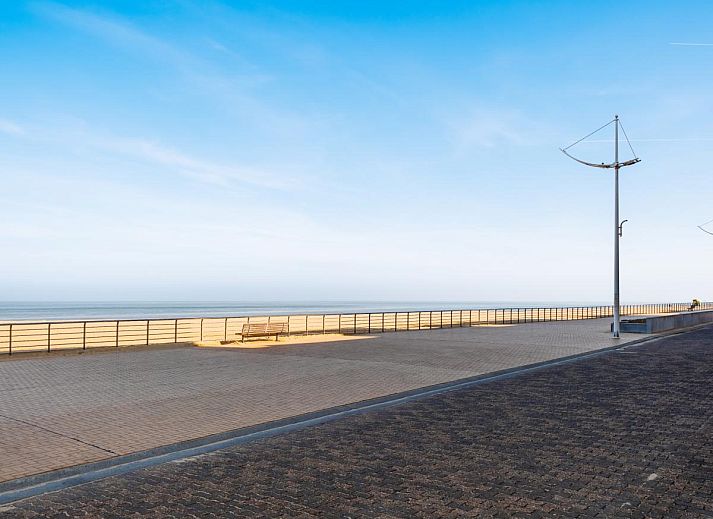 Zweites Ferienhaus Guernsey in Koksijde, Westflandern, mit moderner Fassade und Balkonen, ideal fuer einen erholsamen Aufenthalt an der belgischen Kueste.