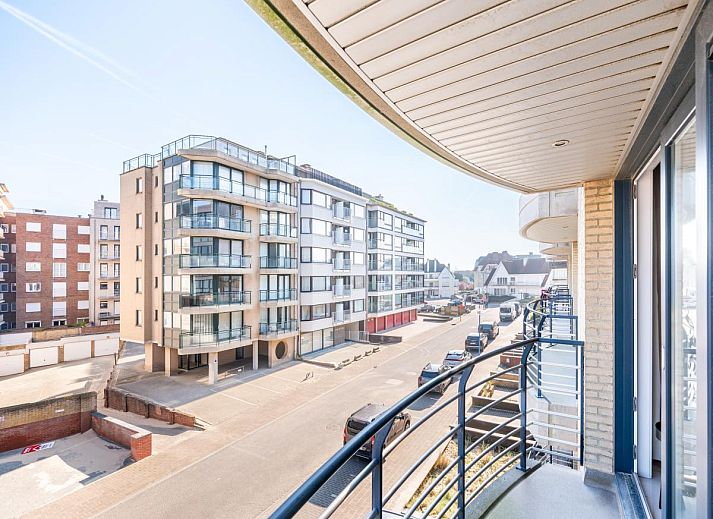 Moderne Kueche im Ferienhaus Guernsey second, Koksijde, Westflandern. Stilvolle Einrichtung mit Holzakzenten und modernen Geraeten.