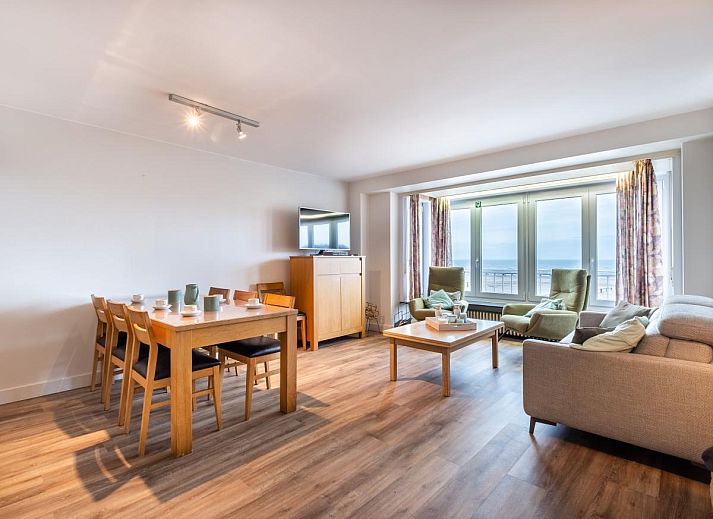Gezellige woonkamer van Courant du Golfe vakantiehuis in Koksijde, Belgie, met prachtig zeezicht en comfortabele zithoek.