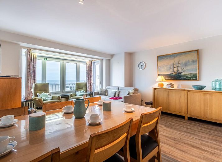 Gezellige woonkamer van Courant du Golfe vakantiehuis in Koksijde, Belgie, met prachtig zeezicht en comfortabele zithoek.