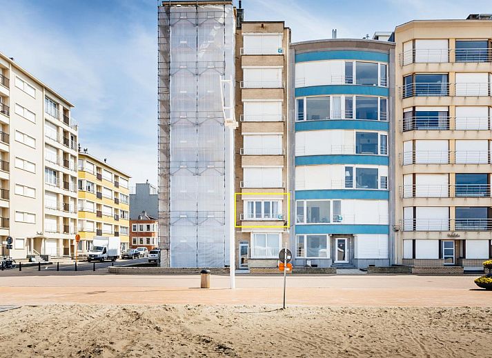 Gezellige woonkamer van Courant du Golfe vakantiehuis in Koksijde, Belgie, met prachtig zeezicht en comfortabele zithoek.