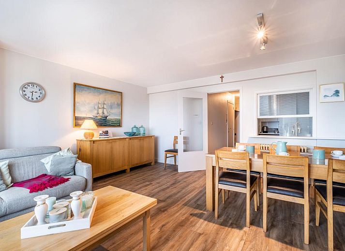 Ruime woonkamer van Courant du Golfe vakantiehuis in Koksijde, Belgie, met uitzicht op zee en gezellige zithoek.