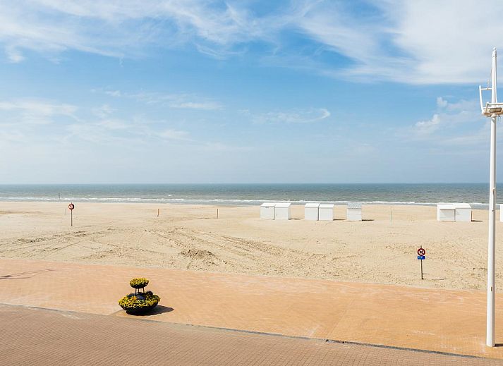 Uitzicht vanaf Courant du Golfe vakantiehuis in Koksijde, West-Vlaanderen, met strand en zee op de achtergrond.