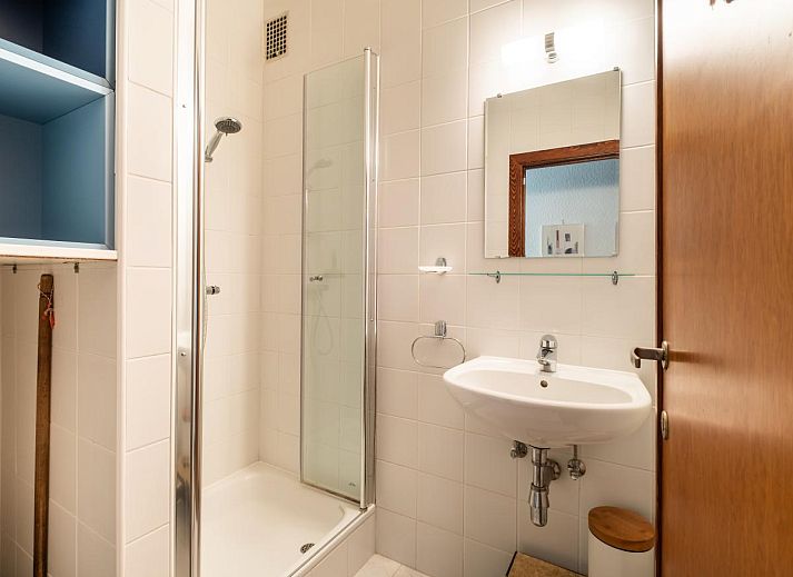 Gezellige eetkamer in Juvamy gelijkvloers, vakantiehuis in Koksijde, West-Vlaanderen, met veel licht en comfortabele zithoek.