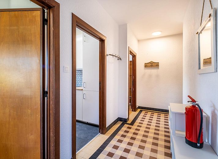Gezellige eetkamer in Juvamy gelijkvloers, vakantiehuis in Koksijde, West-Vlaanderen, met veel licht en comfortabele zithoek.