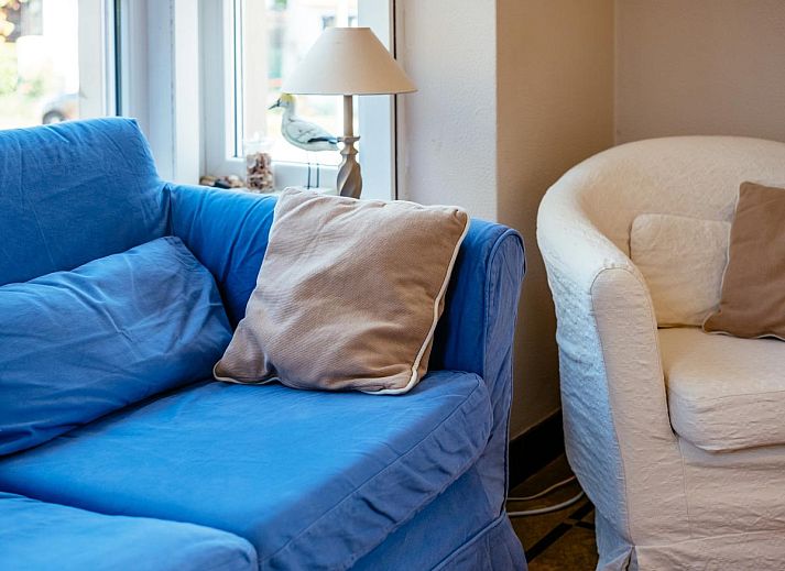 Gezellige eetkamer in Juvamy gelijkvloers, vakantiehuis in Koksijde, West-Vlaanderen, met veel licht en comfortabele zithoek.