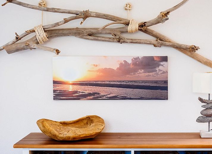 Gezellige eetkamer in Juvamy gelijkvloers, vakantiehuis in Koksijde, West-Vlaanderen, met veel licht en comfortabele zithoek.