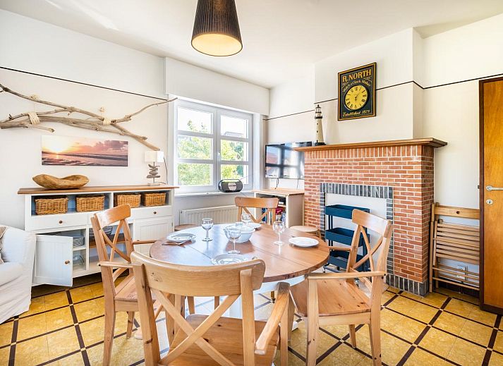 Moderne keuken in Juvamy gelijkvloers, een vakantiehuis in Koksijde, West-Vlaanderen, Belgie, met stijlvolle inrichting en veel natuurlijk licht.