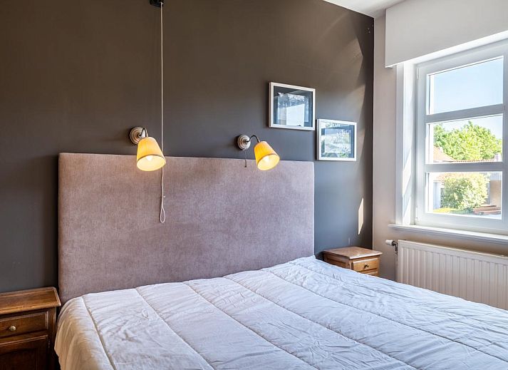 Moderne keuken in Juvamy gelijkvloers, een vakantiehuis in Koksijde, West-Vlaanderen, Belgie, met stijlvolle inrichting en veel natuurlijk licht.