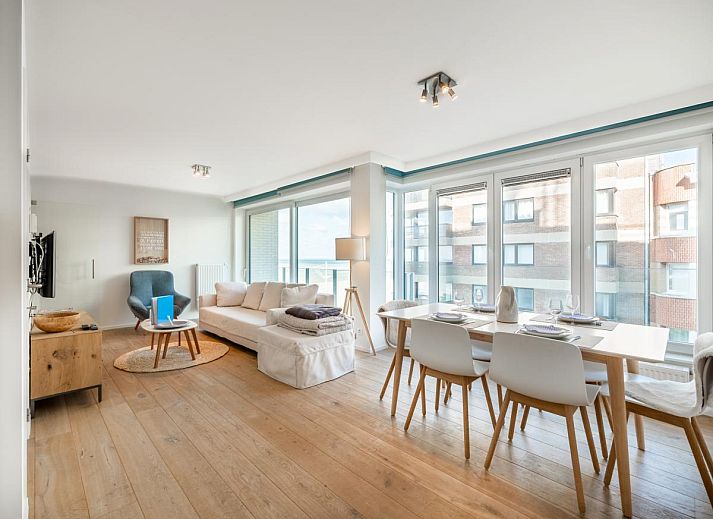 Ruime woonkamer van De Dijk derde vakantiehuis in Koksijde, West-Vlaanderen, met modern interieur en veel natuurlijk licht.