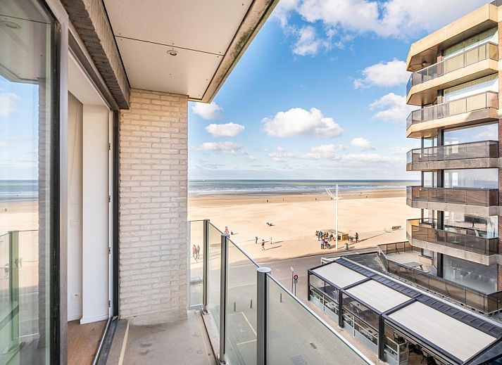 Ruime woonkamer van De Dijk derde vakantiehuis in Koksijde, West-Vlaanderen, met modern interieur en veel natuurlijk licht.