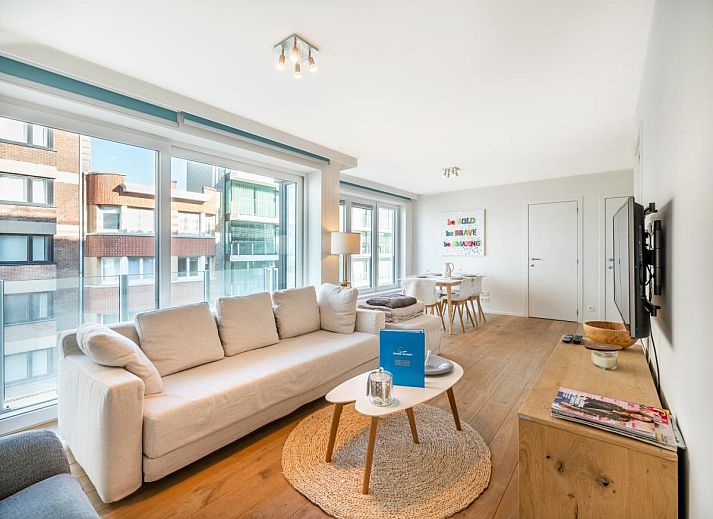 Ruime woonkamer van De Dijk derde vakantiehuis in Koksijde, West-Vlaanderen, met modern interieur en veel natuurlijk licht.