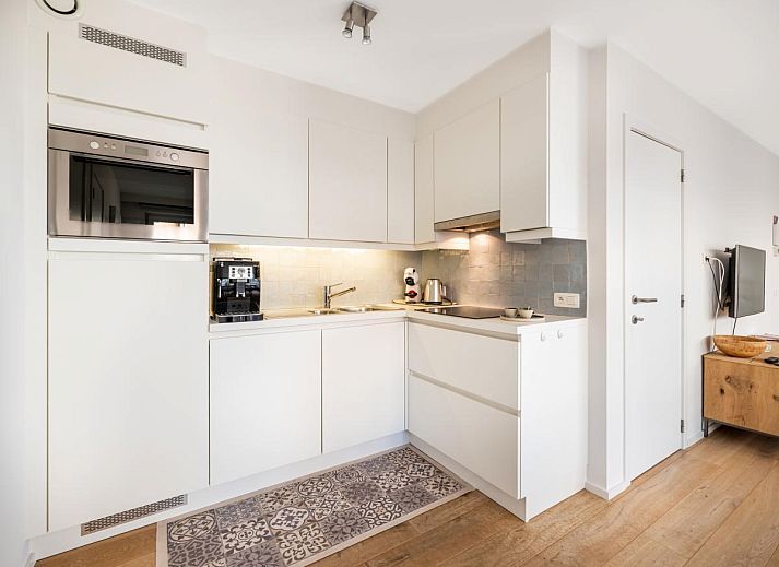 Ruime woonkamer van De Dijk derde vakantiehuis in Koksijde, West-Vlaanderen, met modern interieur en veel natuurlijk licht.