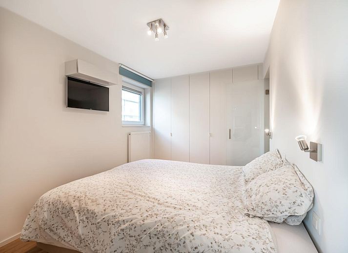 Uitzicht vanaf het balkon van De Dijk derde, een vakantiehuis in Koksijde, West-Vlaanderen, met panoramisch zeezicht en strandomgeving.