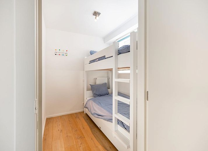 Uitzicht vanaf het balkon van De Dijk derde, een vakantiehuis in Koksijde, West-Vlaanderen, met panoramisch zeezicht en strandomgeving.